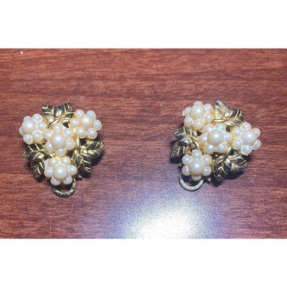 Vintage Marvella‎ Pearl And Gold Tone Flower Clip On Earrings - Picture 4 of 4